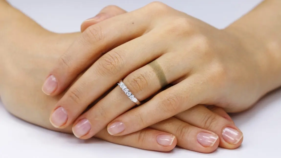 Aurul se înnegrește dacă ești bolnav? Iată tot ce trebuie să știi despre bijuterii și starea de sănătate