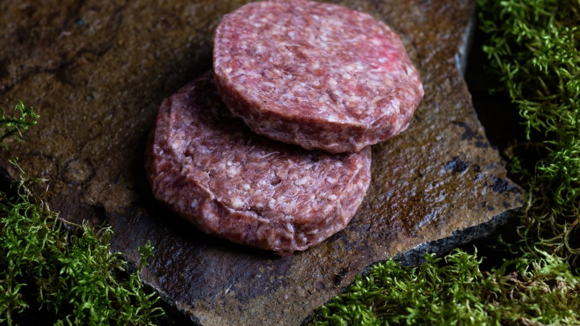 Cum poți pregăti cea mai bună carne de burger? Iată câteva trucuri pentru un preparat perfect