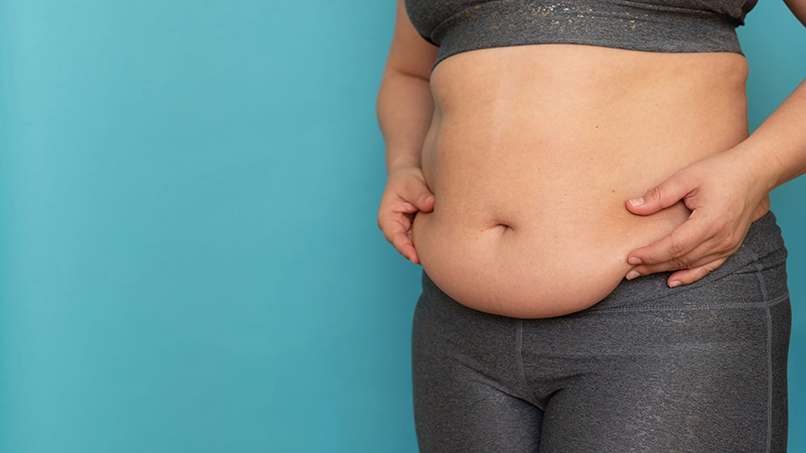 Ce poți să bei seara ca să scapi de burtă? Iată ce băuturi te pot ajuta să ai un abdomen mai plat