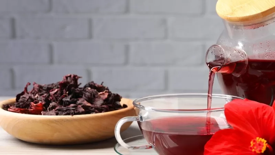 Este bun ceaiul de hibiscus seara? Iată ce efecte benefice are asupra organismului și de ce contraindicații trebuie să ții cont