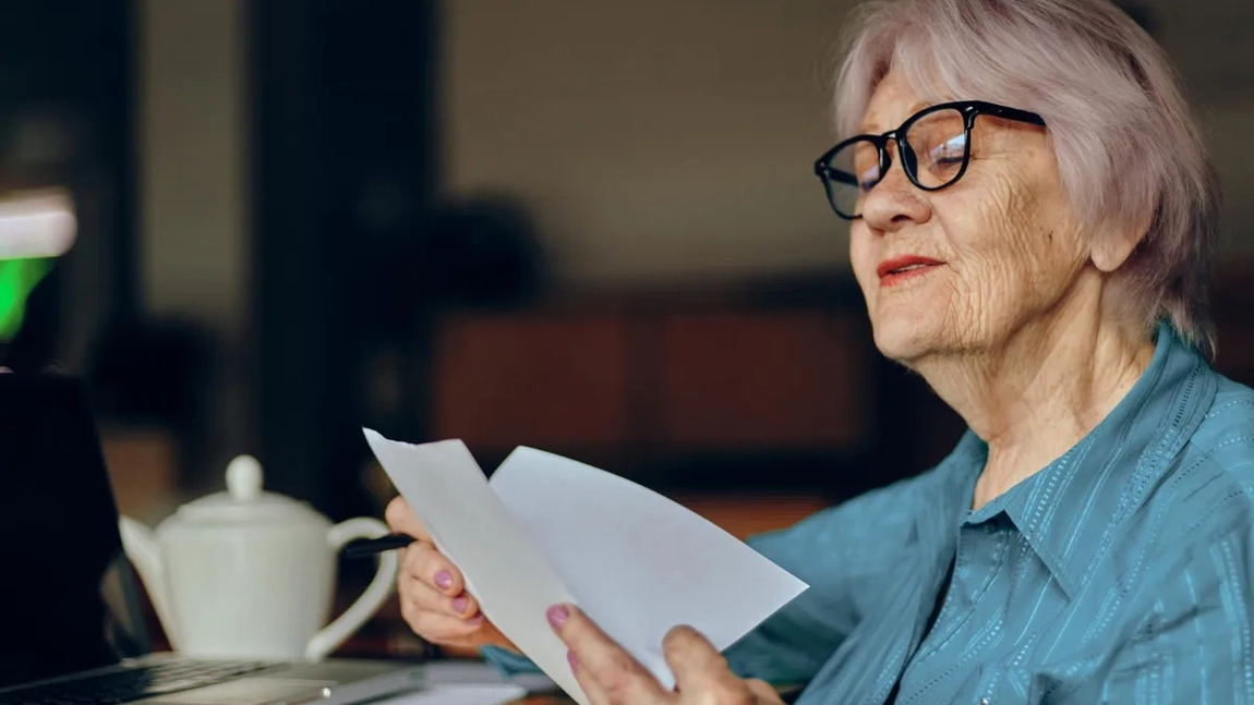 Ce se întâmplă cu pensiile românilor în 2026. Cine va primi 5% și 9% în plus, anul viitor