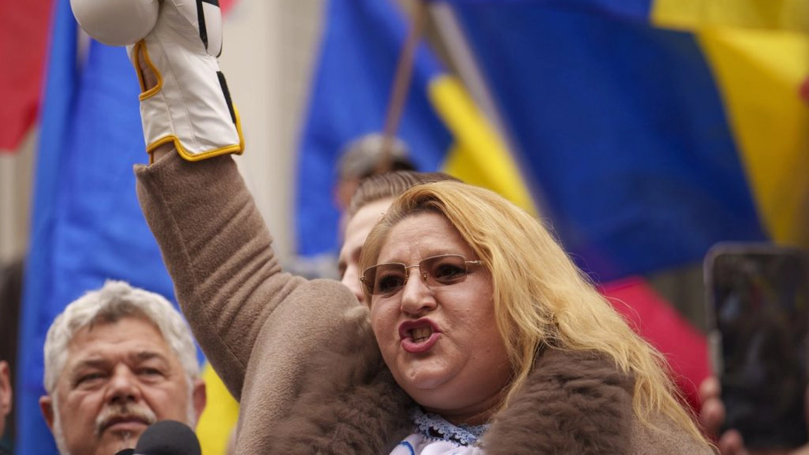 Europarlamentarul Diana Iovanovici-Șoșoacă este singurul politician de la Bruxelles prezent în stradă, în fața Parlamentului European, alături de fermierii protestatari împotriva acordului Mercosur - LIVE VIDEO