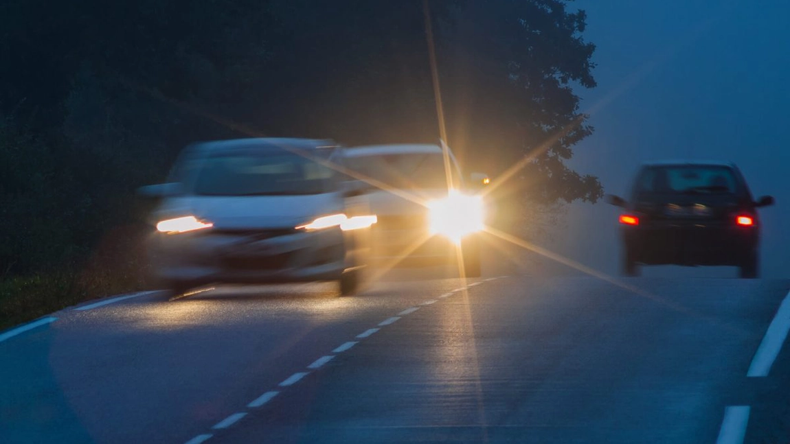 Farurile care orbesc în trafic! Se pregătesc amenzi uriașe pentru șoferi! Când anume se aplică sancțiunea!