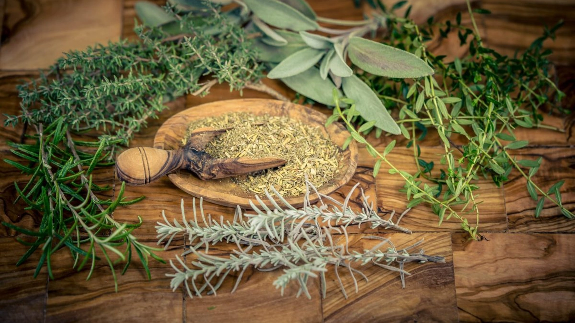 Cum să faci acasă amestecul de ierburi de Provence? Iată cum pot fi folosite în bucătărie!