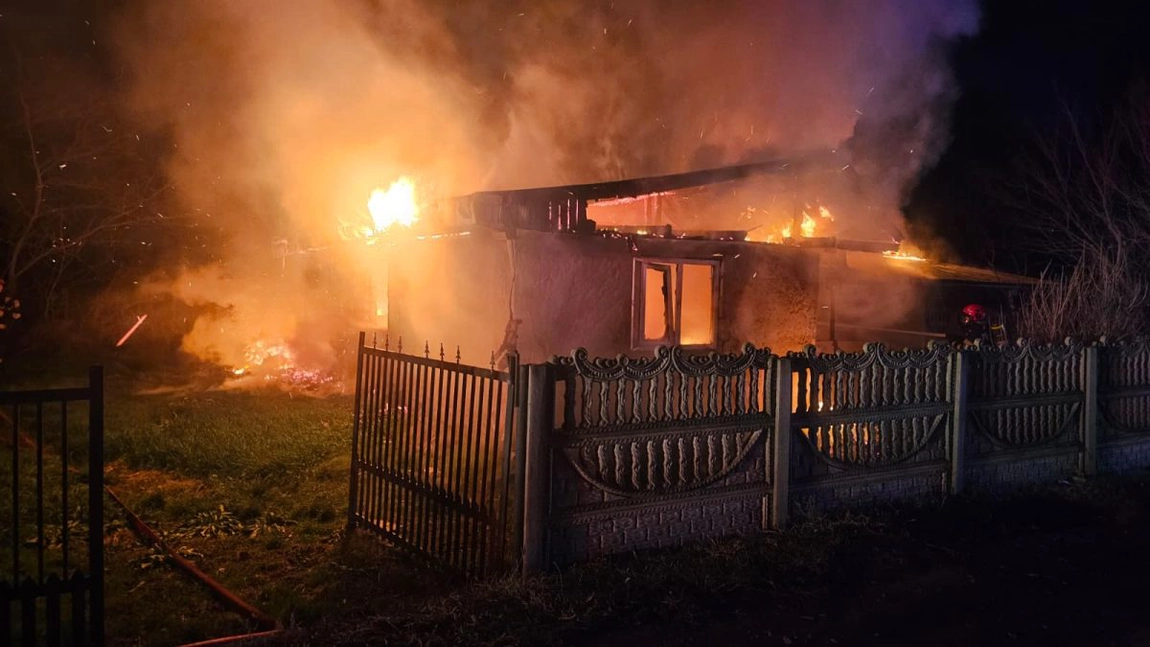 Incendiu la o casă din localitatea Bosia, comuna Ungheni. Pompierii intervin