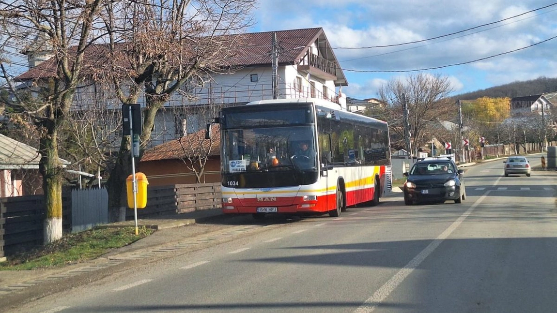 Incident șocant într-o stație din Iași! O femeie și-a prins capul între ușile autobuzului, când a încercat să coboare: „Șoferii să fie atenți, nu să caute scuze”