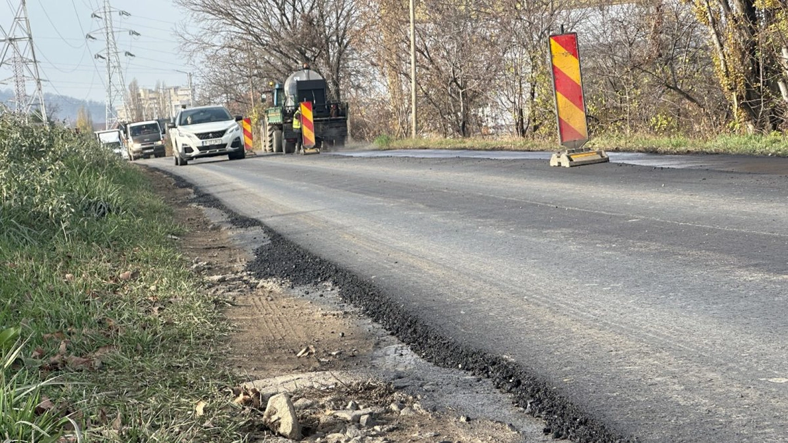 Lucrare de mântuială, comandată de primarul Mihai Chirica! Specialiștii au rămas șocați când au văzut cum lucrează Citadin pe strada Trei Fântâni: „Compania nu are capacitatea tehnică să facă lucrarea”