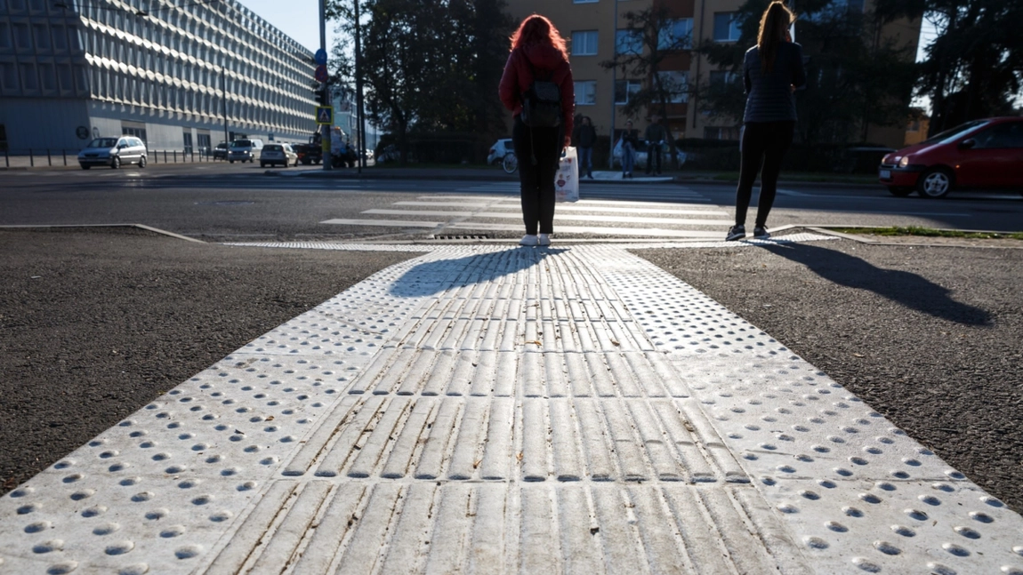Trecerile pentru pietoni semaforizate din Iași vor avea montate dispozitive acustice pentru nevăzători! Primăria a semnat contractul pentru furnizarea echipamentelor