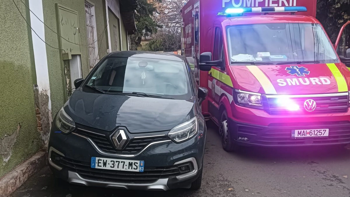Un pacient a rămas blocat în ambulanță timp de o oră, din cauza unui șofer din Iași! A fost nevoie de intervenția polițiștilor