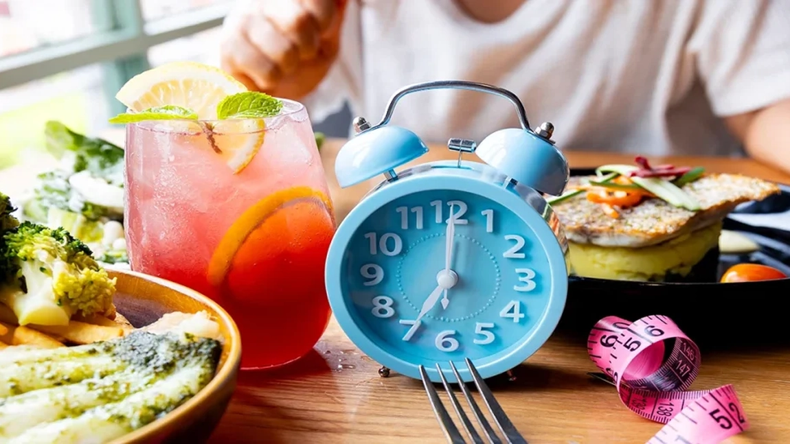 Cum se ține postul intermitent în funcție de vârstă? Iată cum trebuie adaptat pentru fiecare etapă a vieții