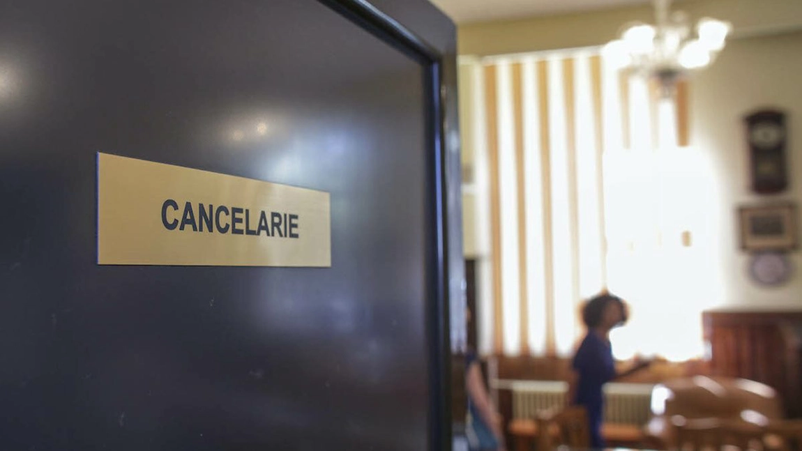 Comportament bizar la o școală din Iași. O profesoară cu peste 20 de ani de experiență a ajuns la spital după ce și-ar fi jignit colegii și elevii. Director: „Menopauza și-a făcut prezența”