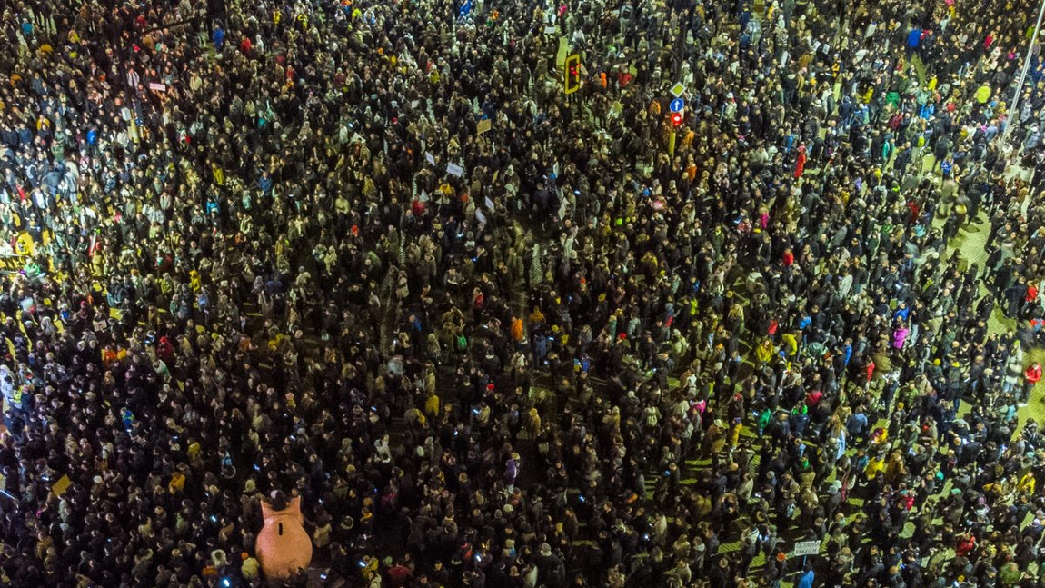 Mii de bulgari protestează în Bulgaria față de proiectul de buget pentru 2026! Tensiuni și nemulțumiri în Piața Independenței din Sofia