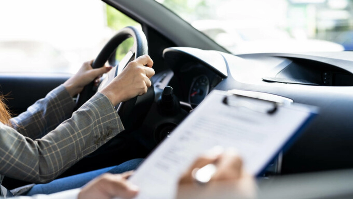 Permis auto gratuit! Cine se poate înscrie