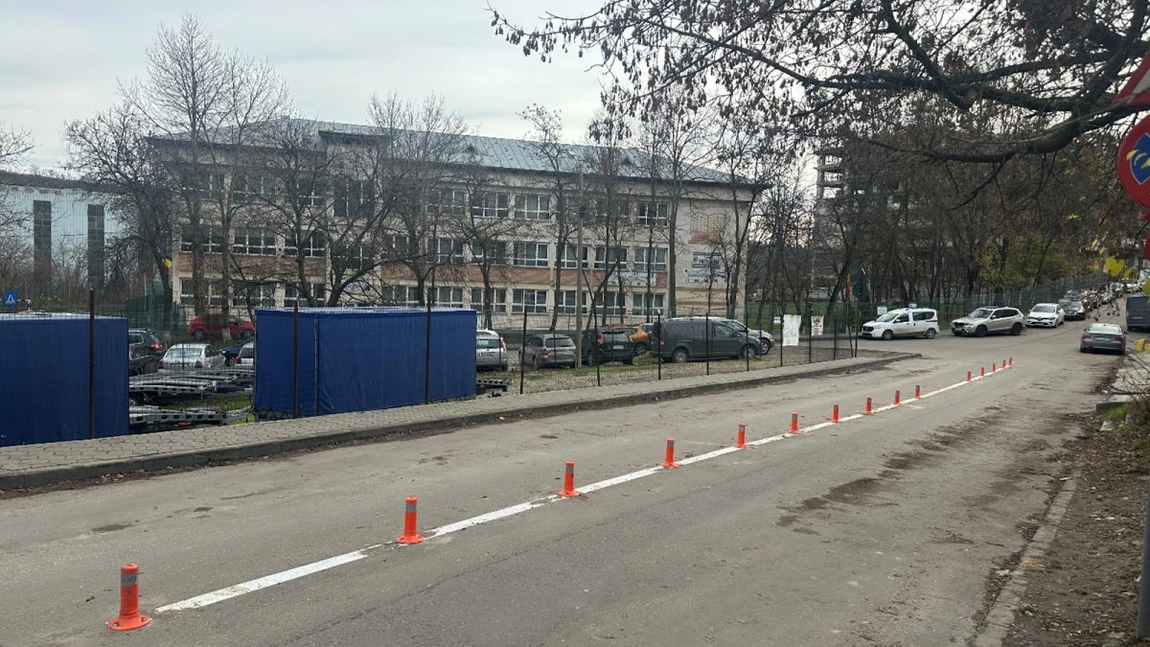 Scandal într-un cartier din Iași, după ce oamenii au rămas fără locuri de parcare! Primăria a pus popice pe mijlocul străzii, după ce școala din zonă a făcut solicitări
