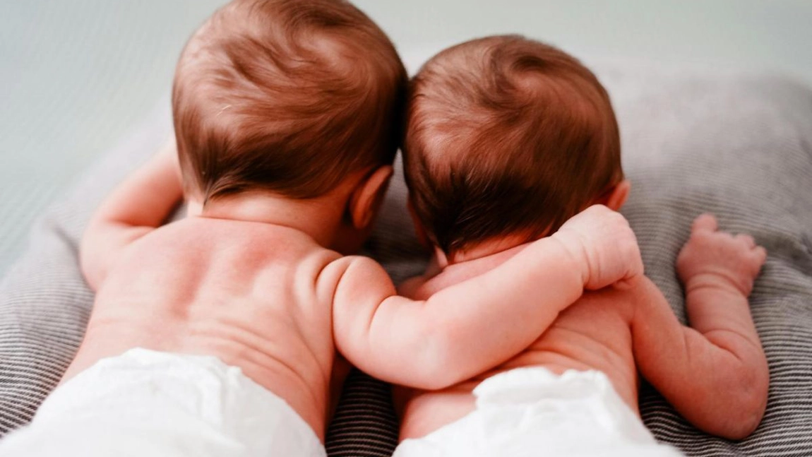 Cea mai mare schimbare pentru părinții din România! Sunt vizate familiile cu gemeni sau tripleți! 