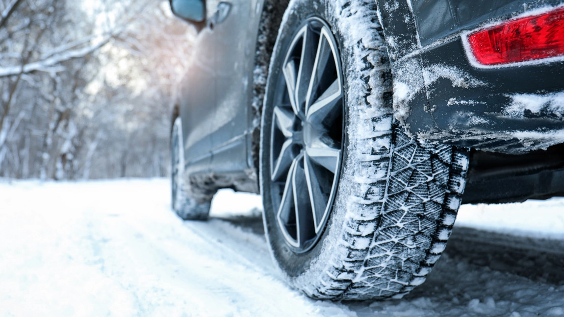 Clarificări pentru șoferi români! Ce nu îi obligă Codul Rutier să aibă iarna în mașină!
