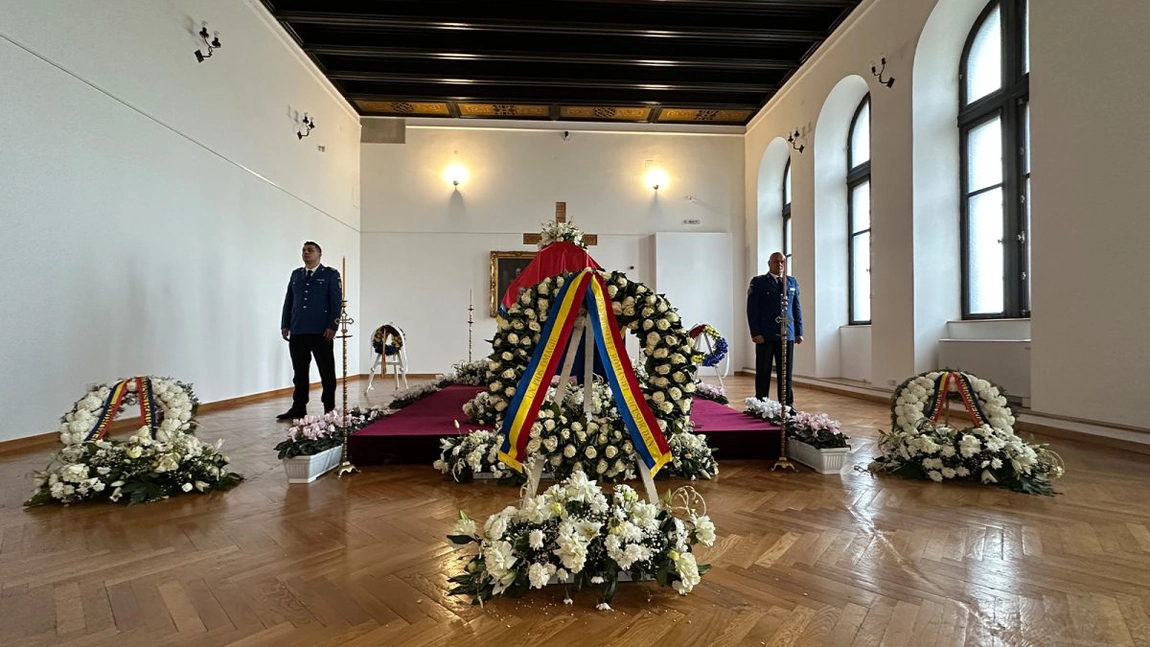 Sute de ieșeni continuă să vină la Palatul Culturii pentru a-i aduce un omagiu lui Grigore Alexandru Ghica