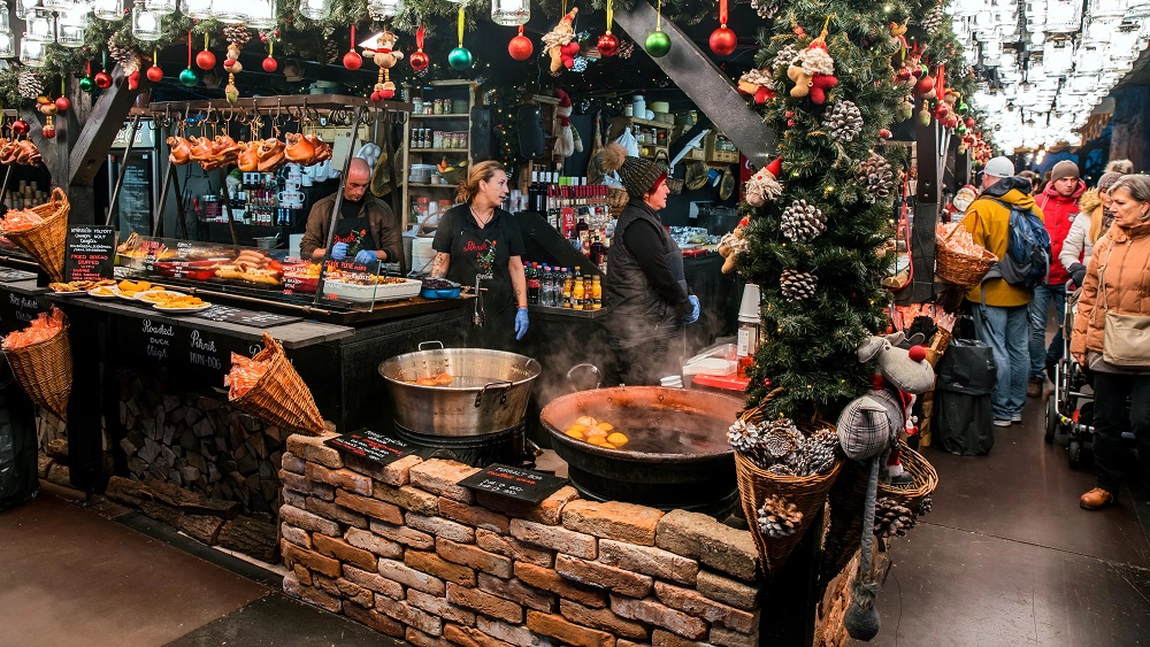 Accentul se pune pe gastronomie la târgul de Crăciun din Budapesta. Iată unde te poți bucura de cele mai bune preparate!