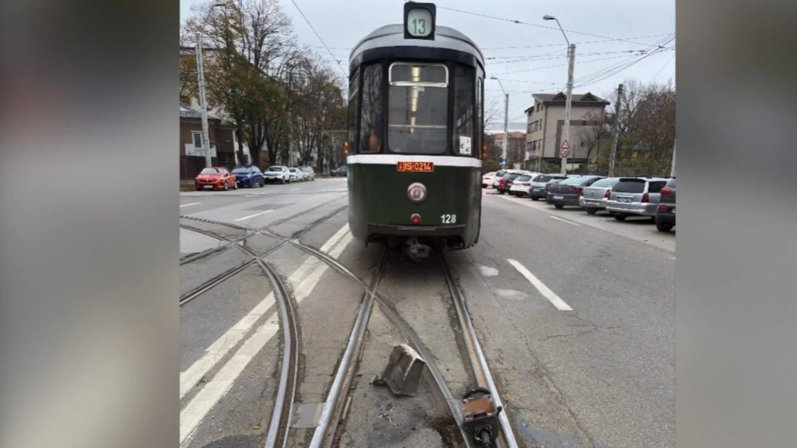 Acesta este cel mai periculos tramvai din Iași! După ce, în septembrie, i-a căzut pantograful în mers, acum s-au rupt frânele pe stradă, în Tătărași