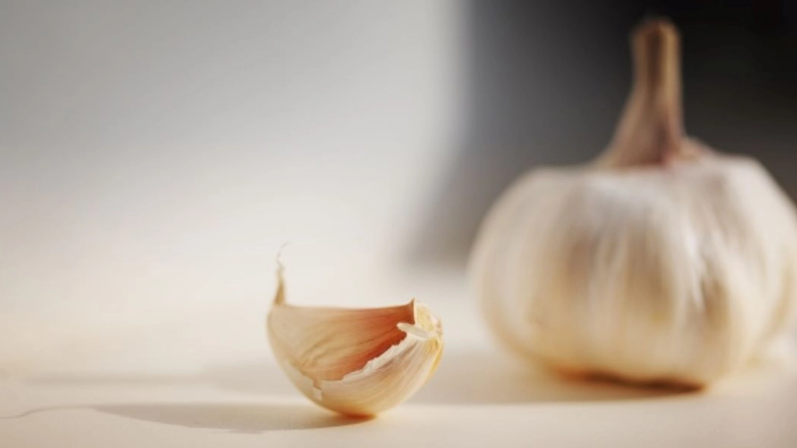 De ce nu este indicat să mănânci un cățel de usturoi seara. Iată cum îți poți pune în pericol sănătatea!