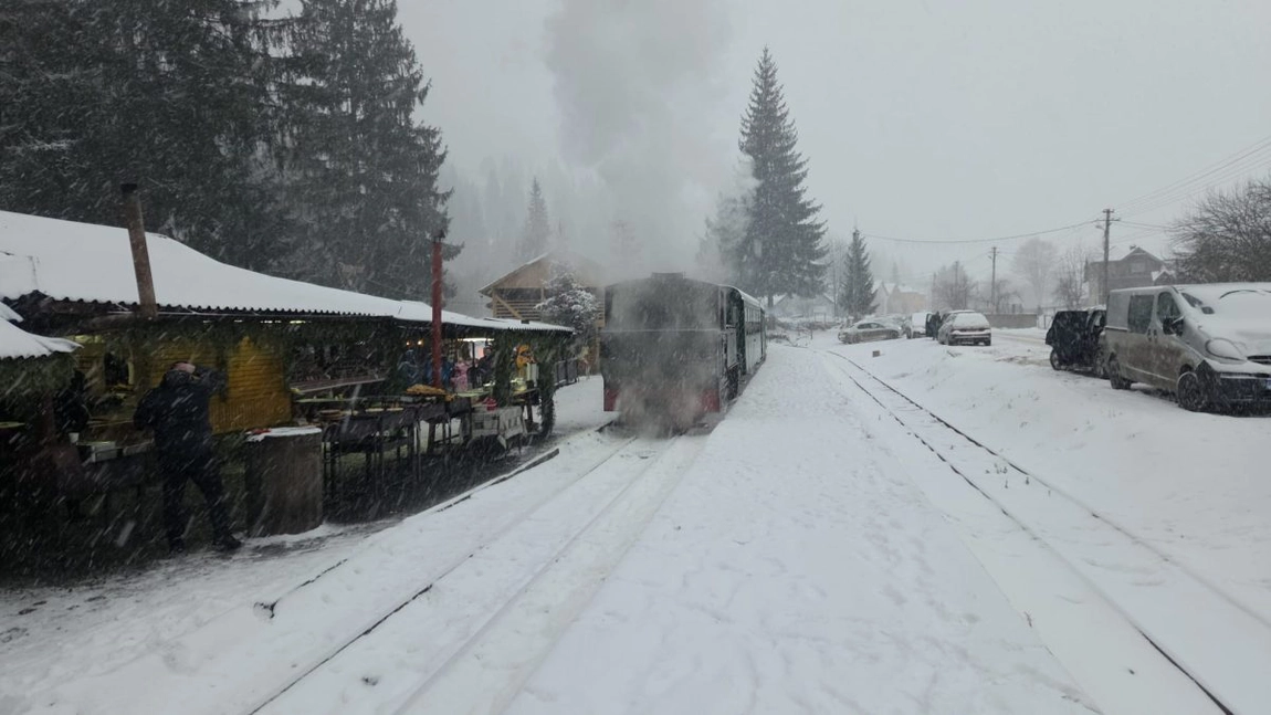 Iarnă ca în povești la Mocănița Huțulca. Leonard Stafie transmite pentru BZI: nu ratați spectacolul zăpezii autentice