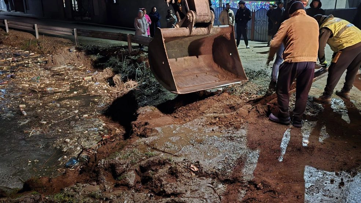 Alertă într-o comună din România! Drum județean rupt, localitatea amenințată de inundații