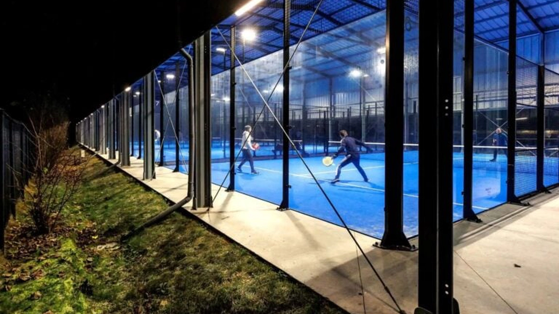 Terenul de padel: acoperit sau descoperit
