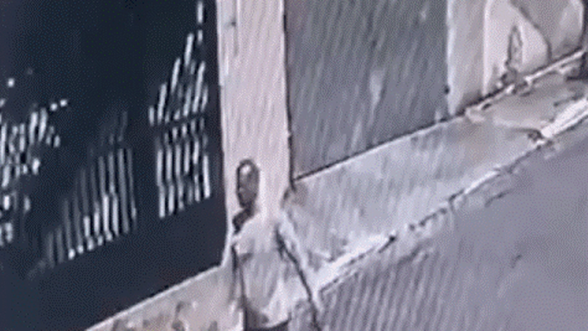 A fost abandonată în mijlocul străzii! Un bărbat a găsit un cadavru într-un cărucior de cumpărături!