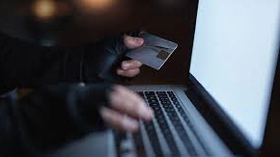 A fost victima unei fraude online! Un bărbat a rămas fără 350.000 de euro în cont!