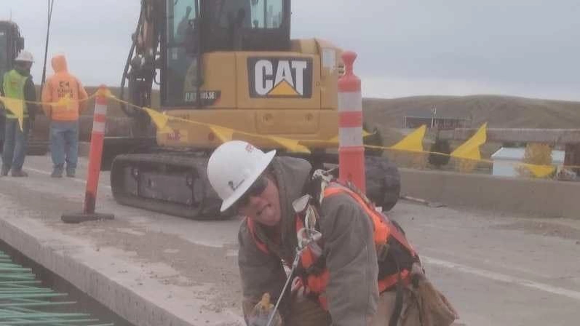 Grav accident la locul de muncă! Un bărbat a fost tăiat în două de un stivuitor!