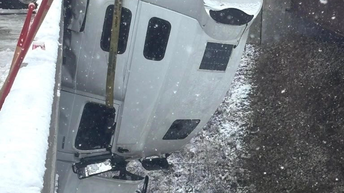 Accident îngrozitor! Cabina unui camion cu marfă a rămas suspendată la 30 de metri înălțime