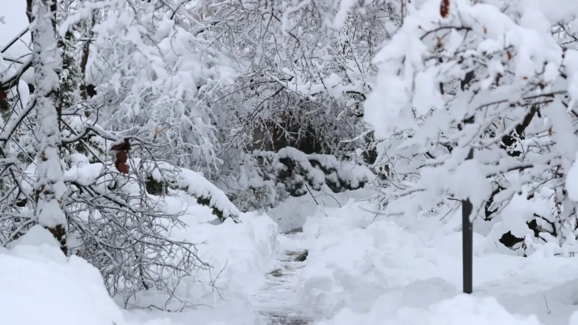 Zăpada pune stăpânire pe regiune. Amenințare uriașă de avalanșă