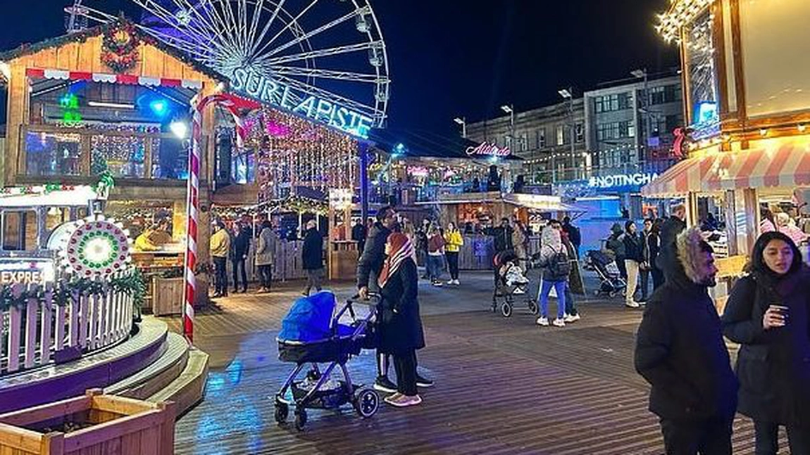 Doi adolescenți au fost arestați după ce au produs haos la un târg de Crăciun! Ofițerii de poliție au fost scuipați de tineri!