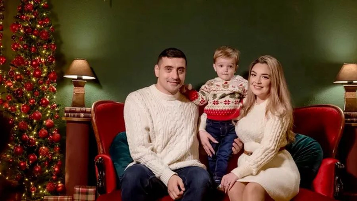 George Simion, ședință foto cu familia de Crăciun! Cum s-a pozat liderul AUR alături de soție și fiul său - GALERIE FOTO