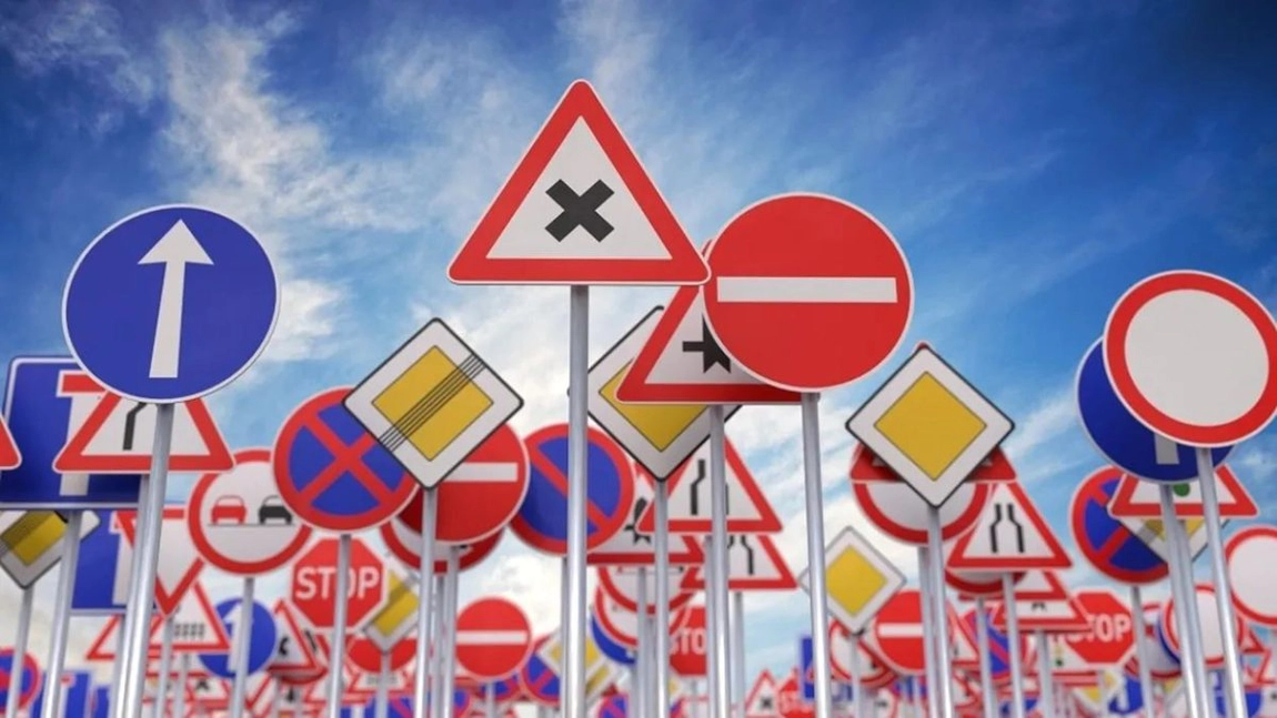 Indicatorul rutier cu simbol de scut și săgeată, tot mai des întâlnit în Europa! Ce semnifică și cum trebuie interpretat corect