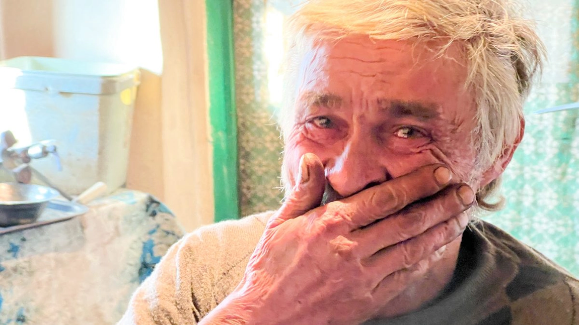 Ion Turlara a izbucnit în lacrimi la vederea prietenilor lui Moș Crăciun. Bărbatul, imobilizat în scaun cu rotile, a împodobit bradul în așteptarea darurilor: „Vă rog să veniți și anul viitor, pentru că vă iubesc”