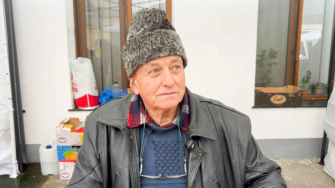 Are 72 de ani și practică aceeași meserie de peste 5 decenii. Bărbatul din Iași lucrează cu pasiune ceea ce multe persoane nu ar face. „Cel mai bine a fost pe timpul lui Ceaușescu”