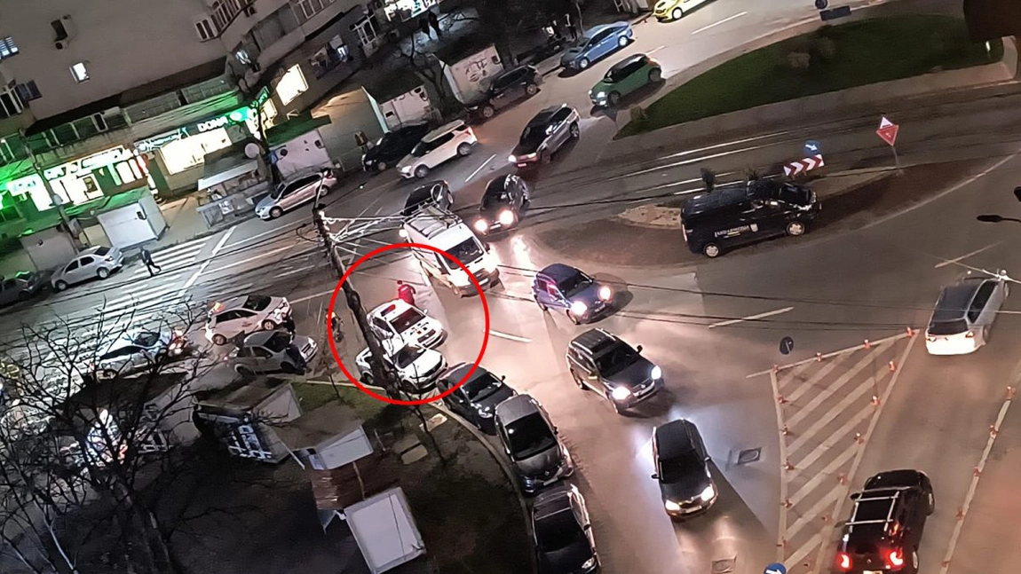 „Spectacol” în Dacia: un șofer s-a urcat beat la volan și a lovit mai multe autoturisme. A fost scos din mașină de polițiști și jandarmi