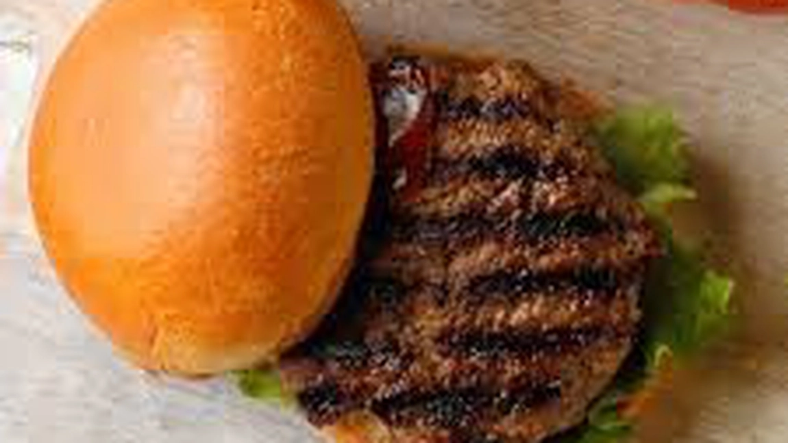 Burger de casă perfect și mult mai sănătos! Află rețeta de carne de hamburger suculentă și plină de savoare