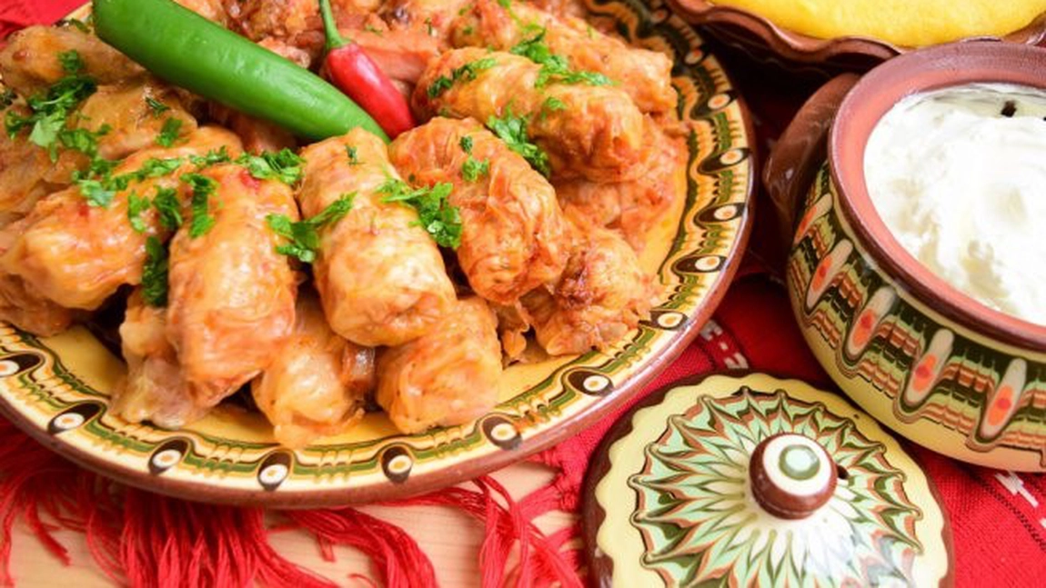 De pe masa de sărbători nu trebuie să lipsească celebrele sarmale cu varză acră! Rețeta este simplă și plăcută de toată lumea!