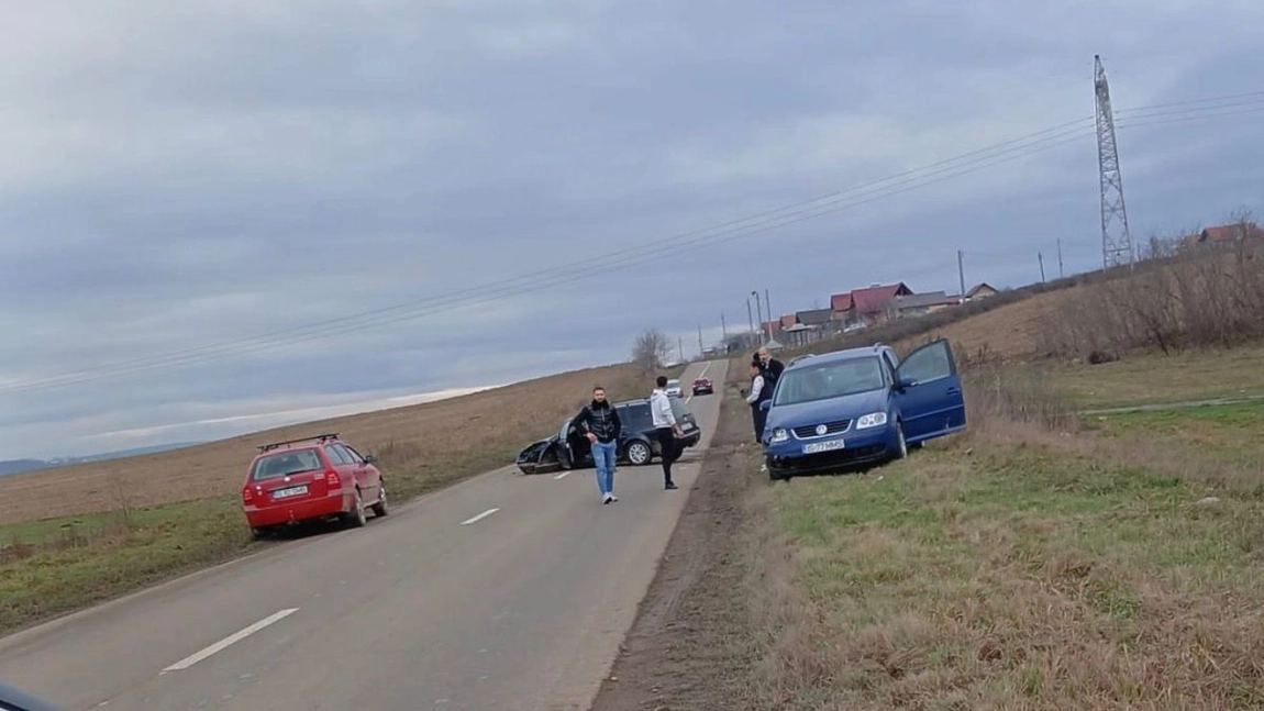 Accident violent la Erbiceni. Două autoturisme s-au izbit. Unu dintre ele a rămas pe mijlocul drumului - EXCLUSIV