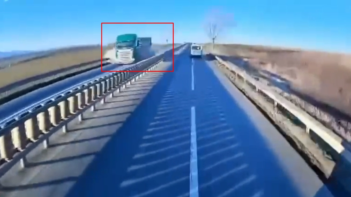 Iată momentul în care s-a produs explozia la cauciucul camionului din Bălțați. Se putea produce o adevărată tragedie