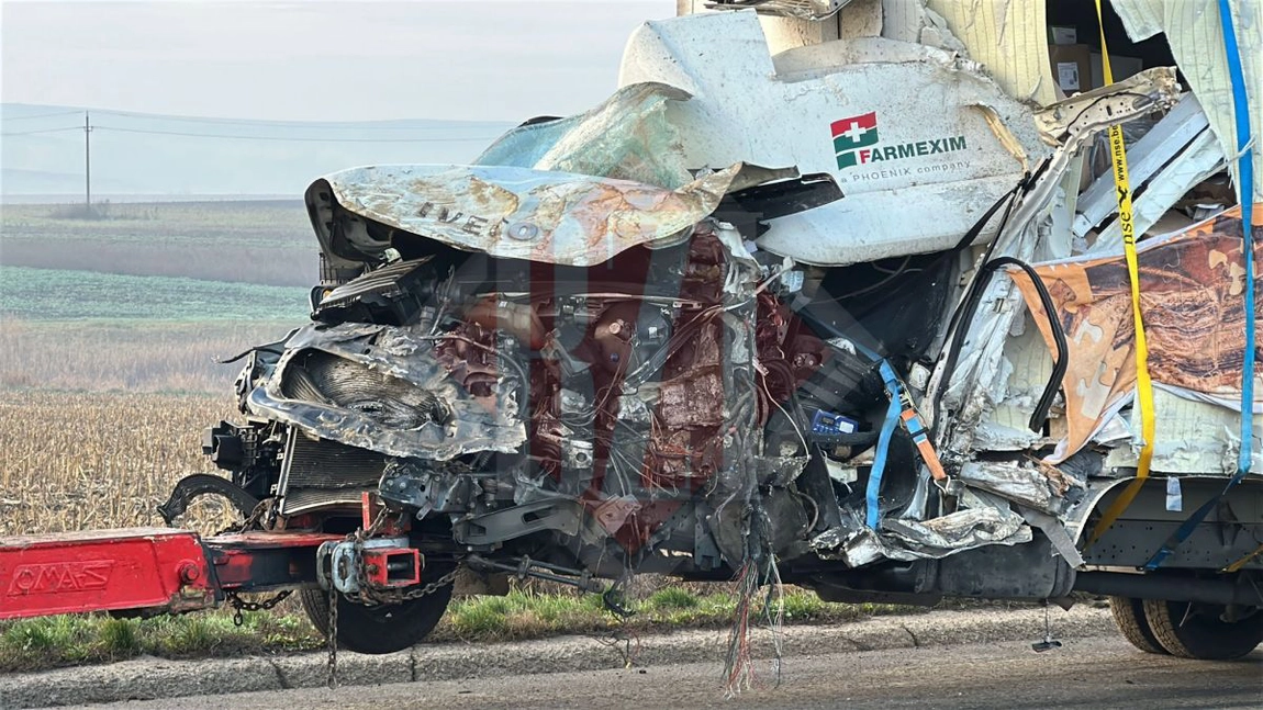 Accident cumplit la Târgu Frumos între o autoutilitară și un TIR. O persoană a decedat, după un impact devastator - UPDATE