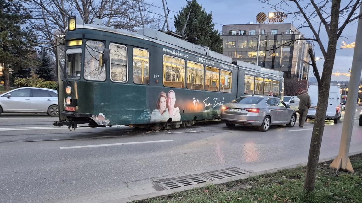 Risc major pe strada Palat! Ce s-a întâmplat cu tramvaiul 127, înainte de a deraia și a produce accidentul cu două mașini: „Incidentul s-ar putea repeta oricând”