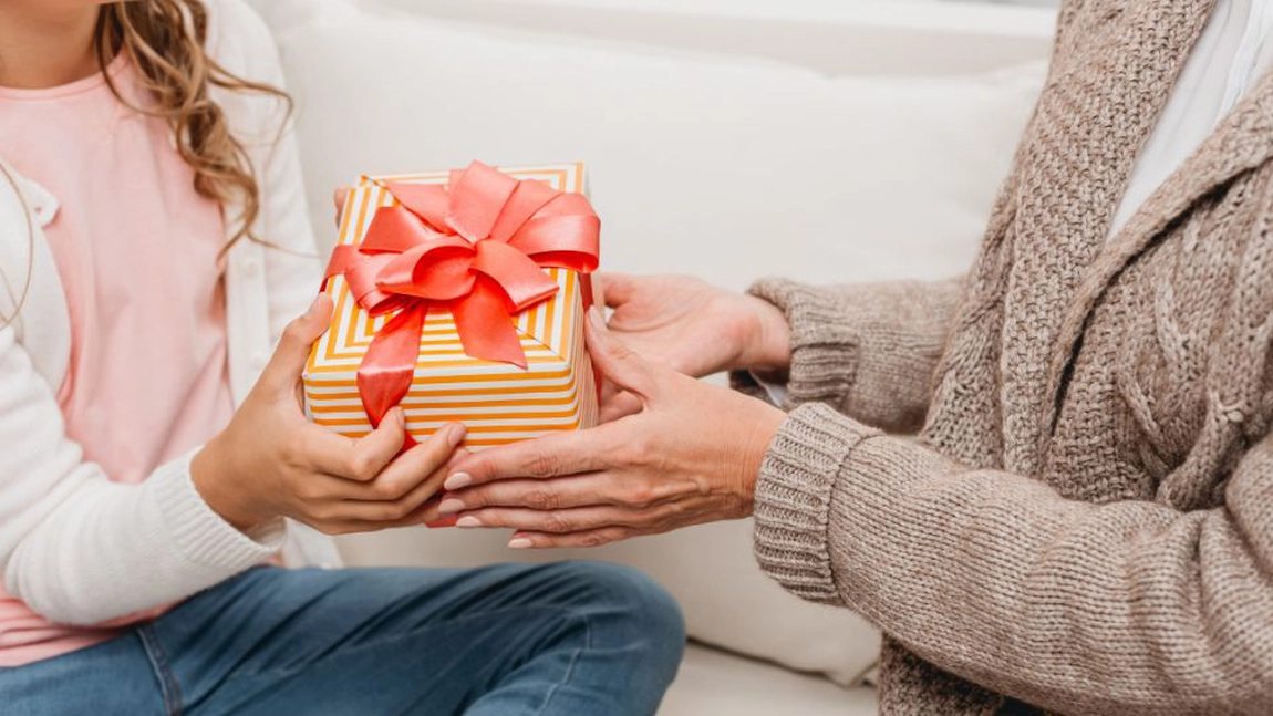 Ce cadouri de Crăciun poți face pentru părinți? Iată câteva idei deosebite pentru a-i impresiona pe cei dragi