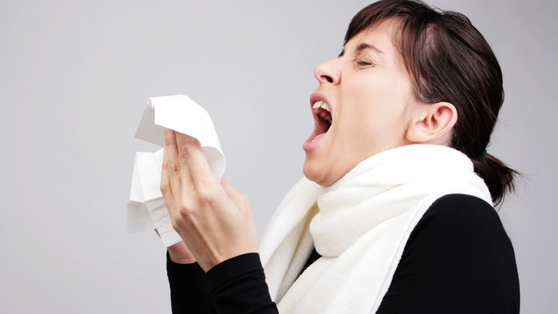 Află ce înseamnă când strănuți de multe ori. Iată cauzele frecvente ale strănutului repetat!