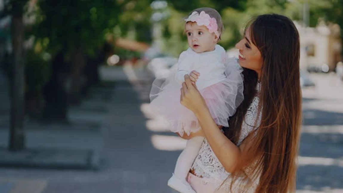 Vrei să știi ce trebuie să cumpere nașa când scoate copilul din spital? Află care este rolul nașei și semnificația obiceiului!