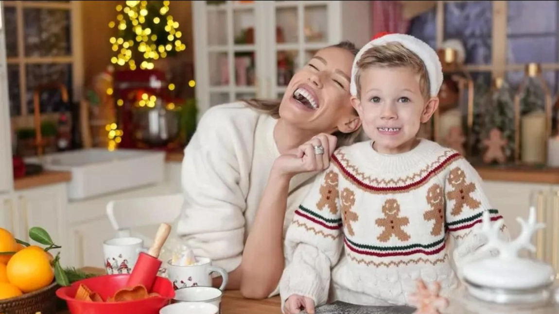 Fiul lui Dani Oțil a împodobit bradul împreună cu părinții. Imagini adorabile cu micuțul Tiago