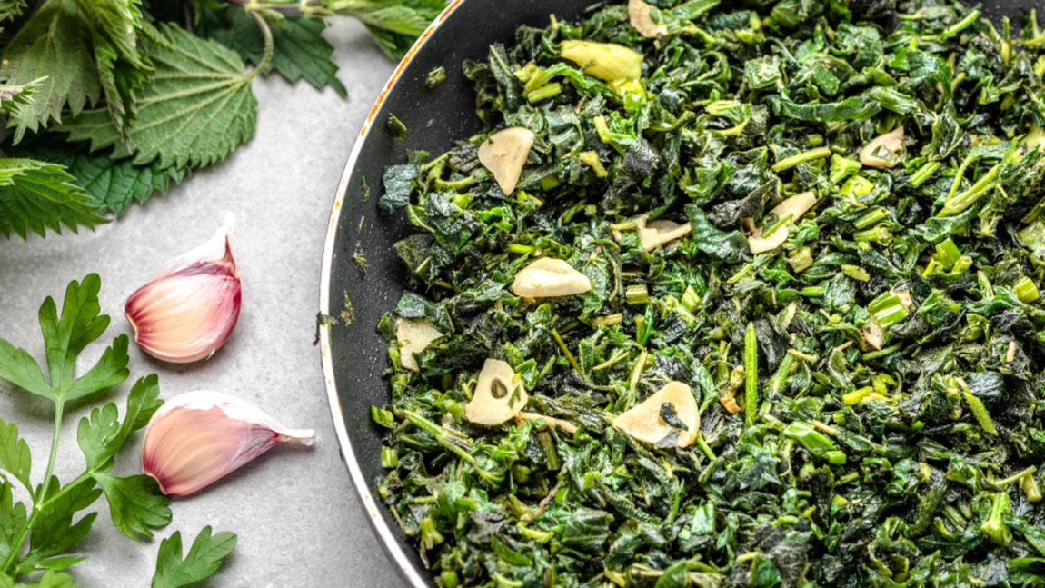 Mâncare de urzici cu smântână – Rețetă simplă, cremoasă și delicioasă, ideală pentru orice masă