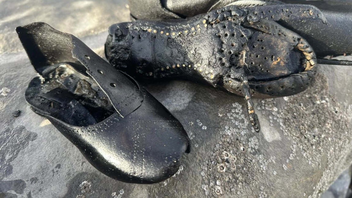 Mister pe o plajă europeană. Sute de pantofi vechi de peste un secol au ieșit la suprafață din nisip, surprinzător de bine conservați